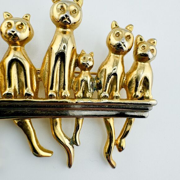 Vintage 6 Sitting Cats Shelf Fence Brooch Retro Statement Grandma Cottage Gift - Picture 3 of 7